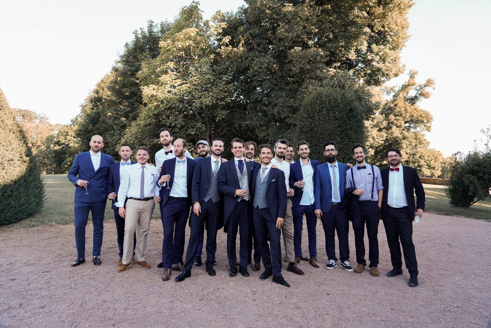 Freeform elegance as dress code for a French luxury wedding